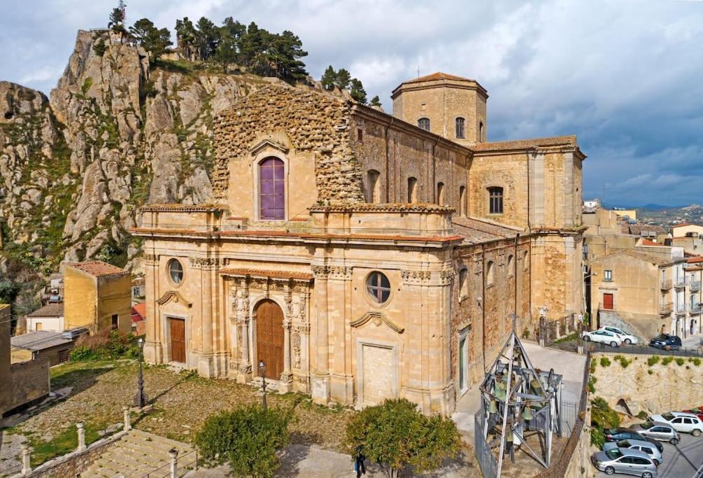 Elegante Appartamento Privato In Palazzo Storico Del XVIII - Pieno Centro Nicosia Bagian luar foto